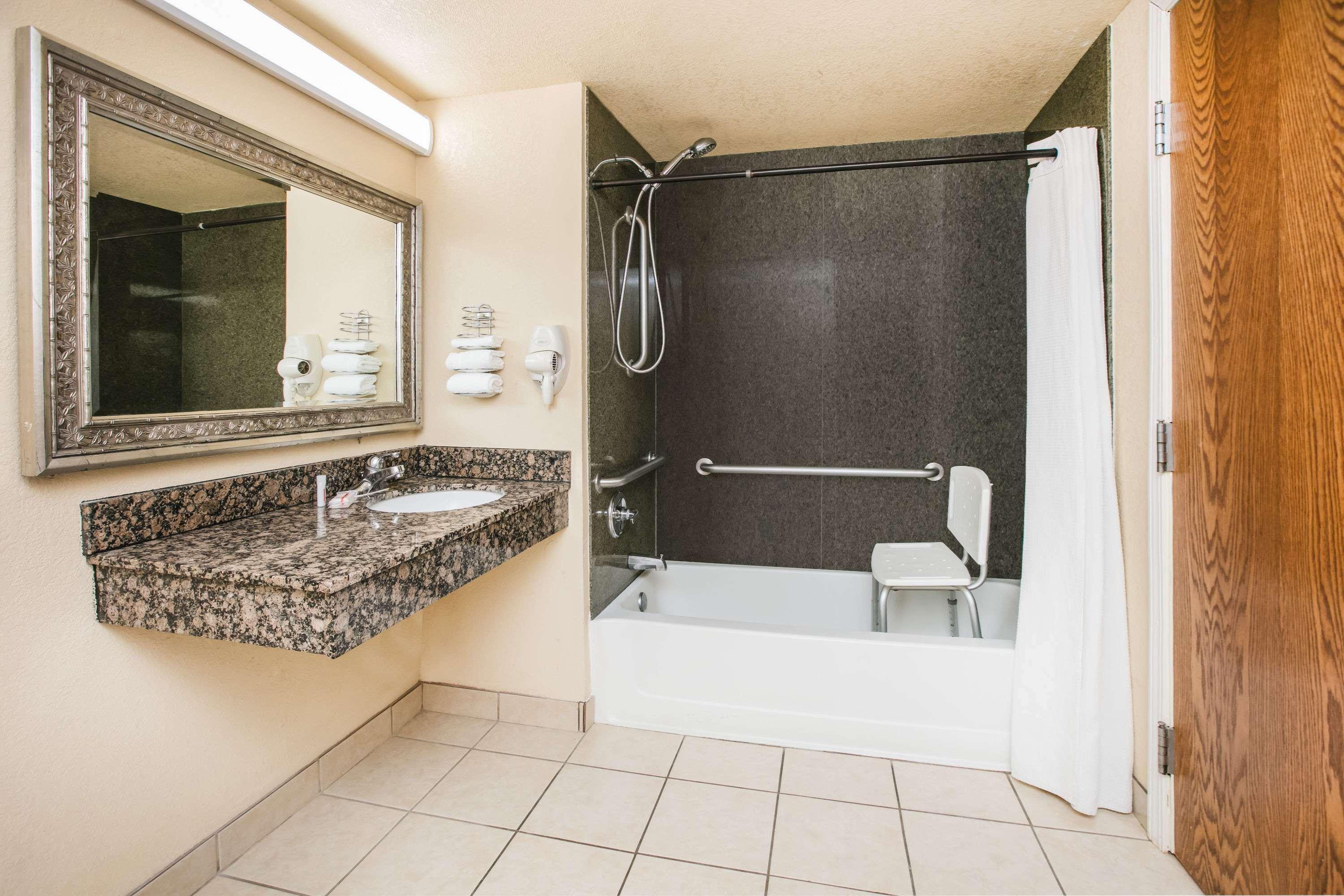 Super 8 By Wyndham Airport Fairgrounds West 2*