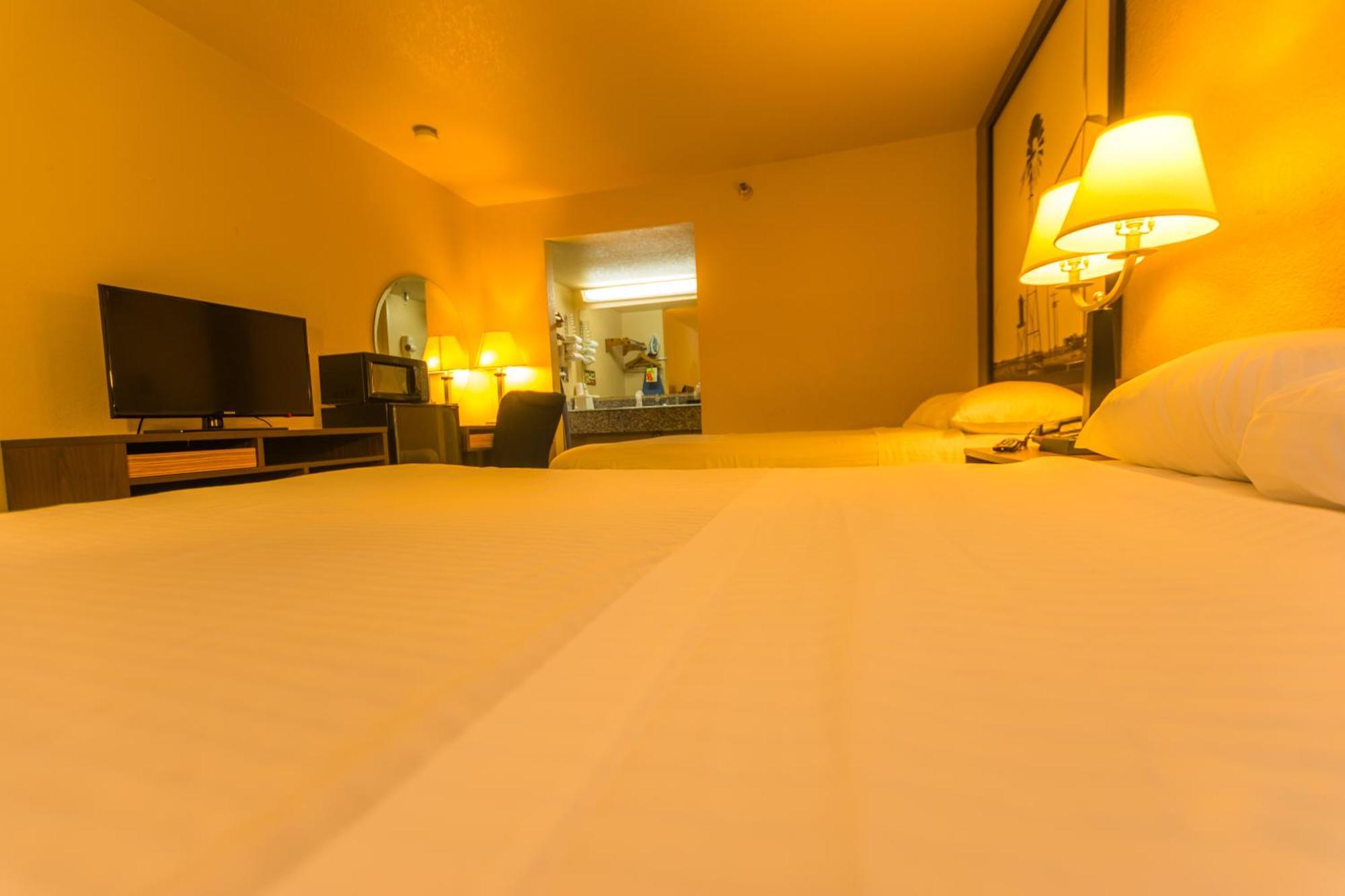 Motel Super 8 By Wyndham Airport Fairgrounds West 2*