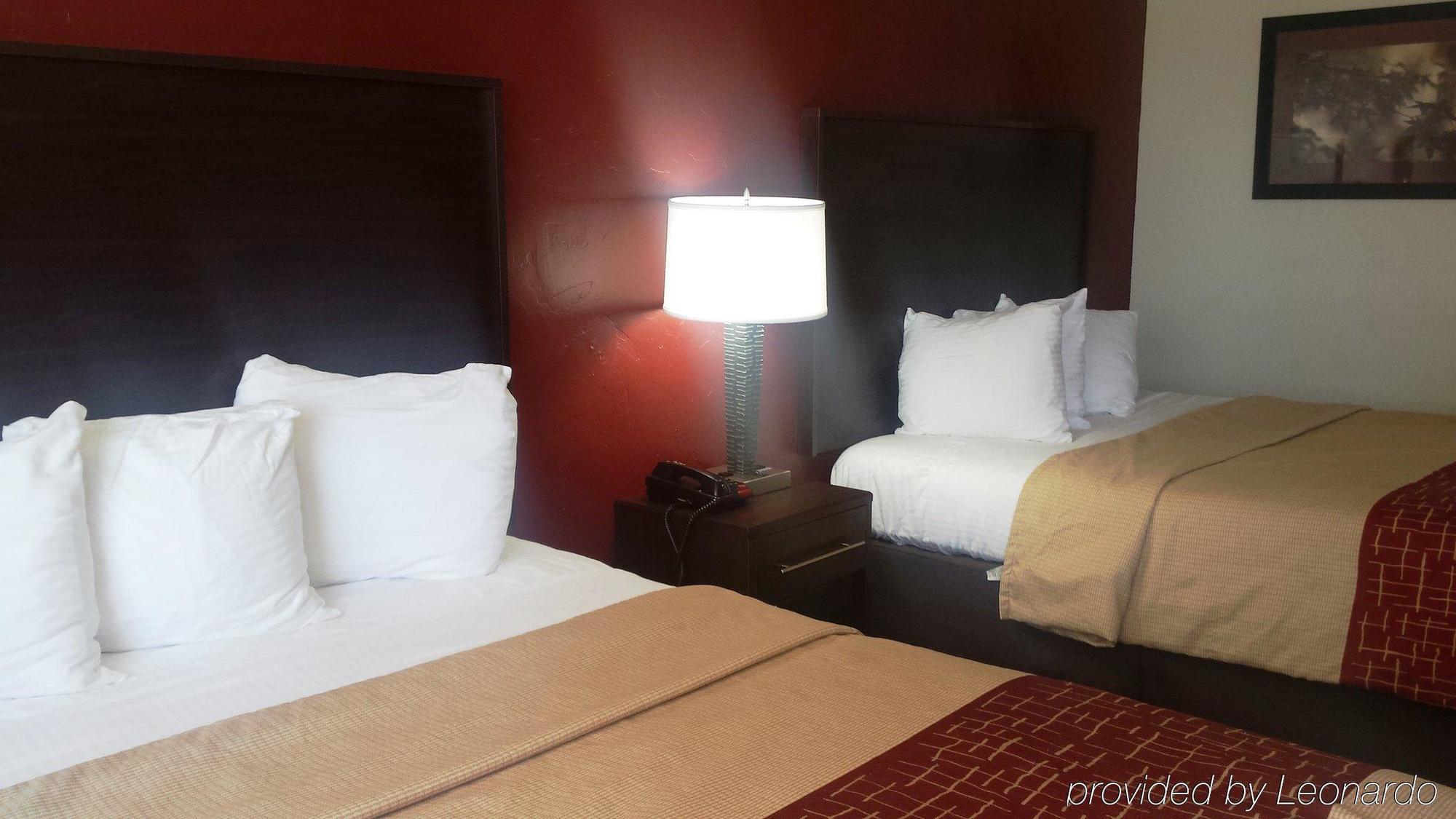 Super 8 By Wyndham Airport Fairgrounds West 2*