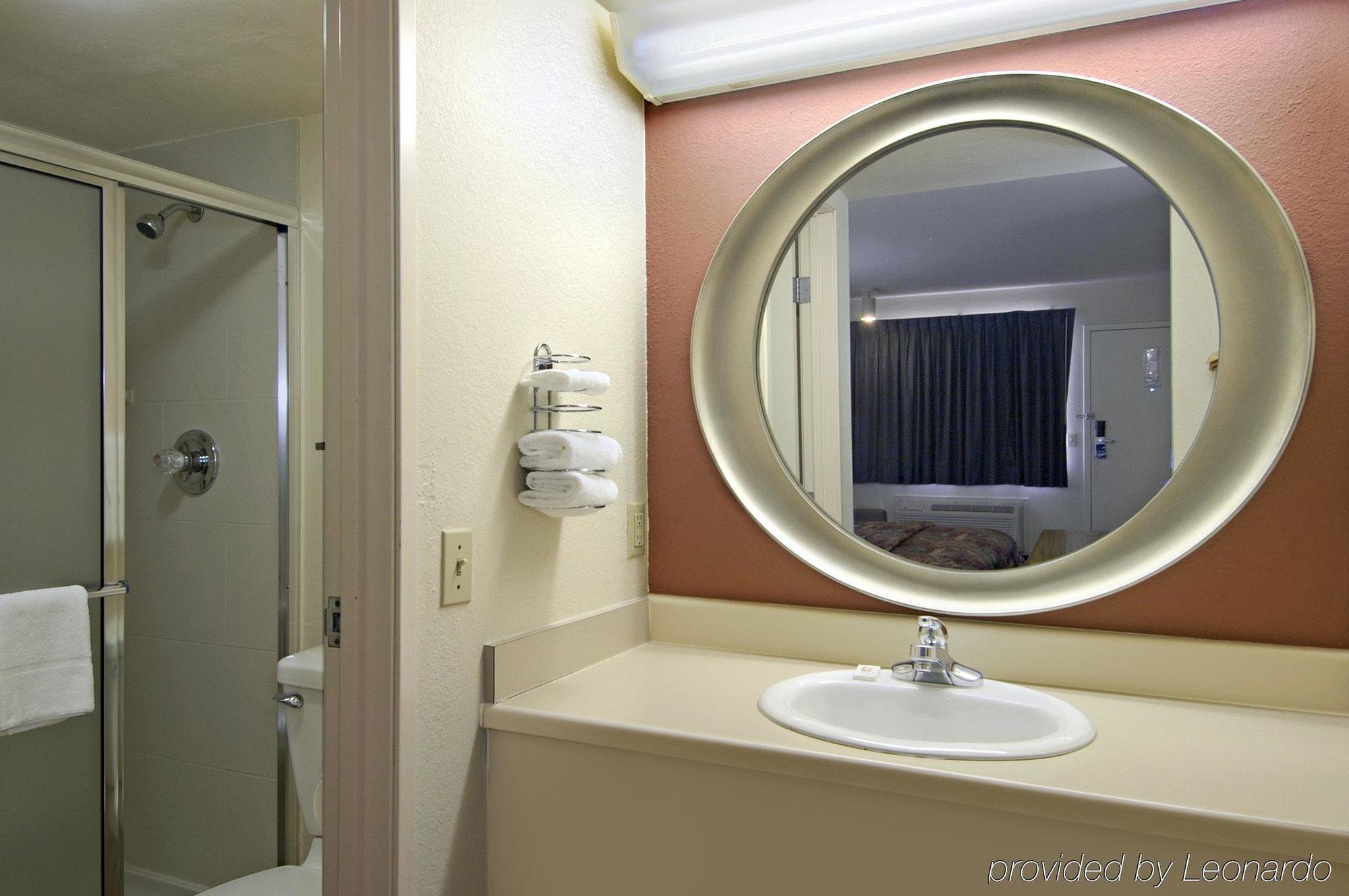 Super 8 By Wyndham Airport Fairgrounds West