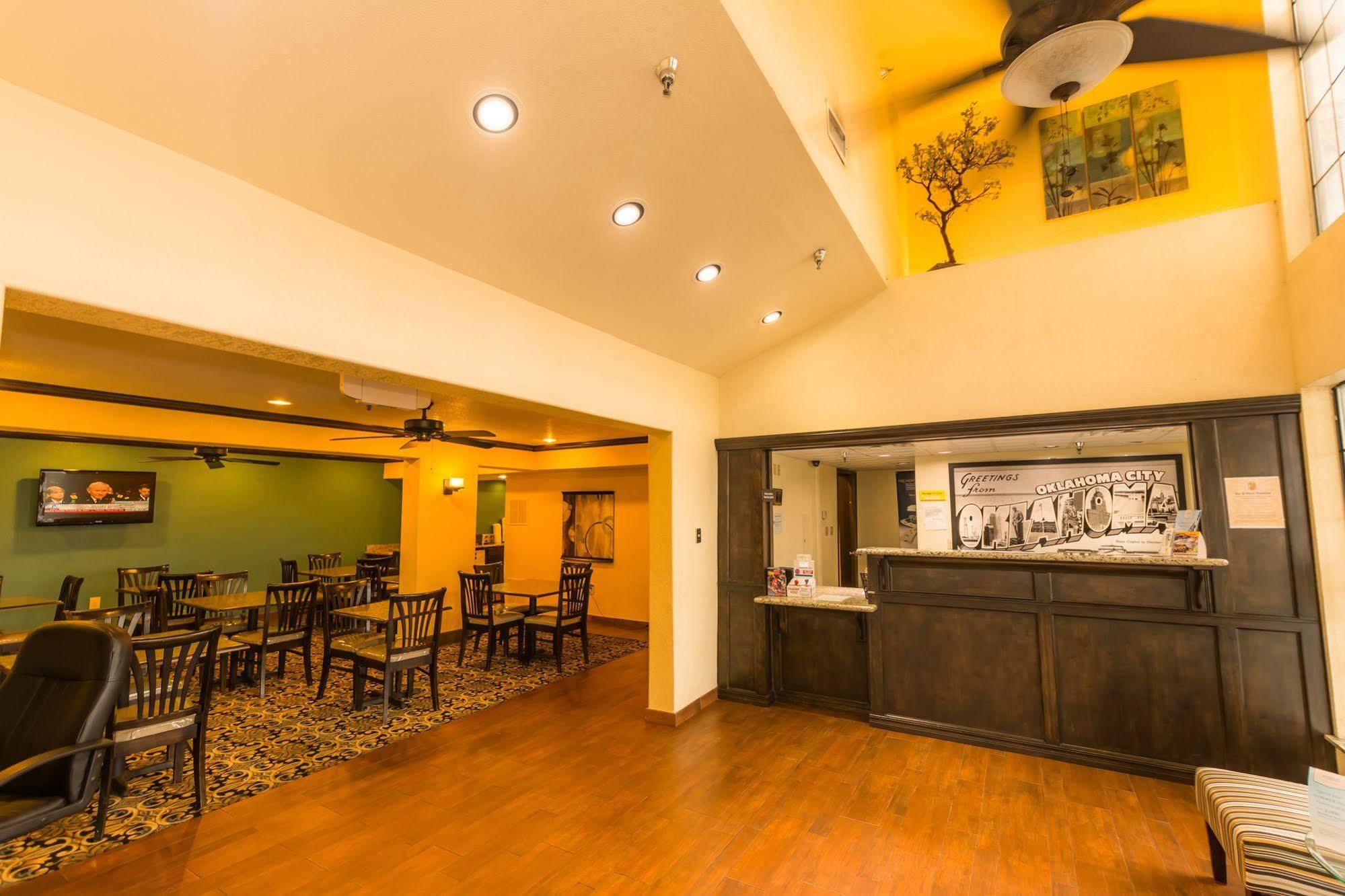 Super 8 By Wyndham Airport Fairgrounds West 2*